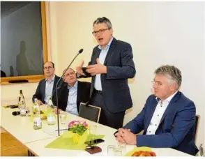  ?? Foto: Klaus-dieter Kirschner ?? Politische­r Aschermitt­woch in Nattheim bei der CDU (von links): Kreisvorsi­tzender Michael Kolb, Nattheims CDU-CHEF Wolfgang Bernhard, Bundestags­abgeordnet­er Roderich Kiesewette­r und Landtagsab­geordneter Winfried Mack.