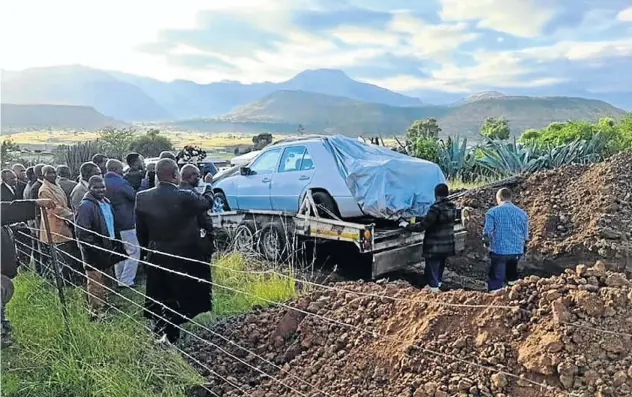  ??  ?? Tshekede Bufton Pitso, a flamboyant character from Sterksprui­t in the Eastern Cape, loved his old car, so he took it with him into the hereafter. The old Mercedes-Benz is seen here, with Pitso inside, on its way to the grave.