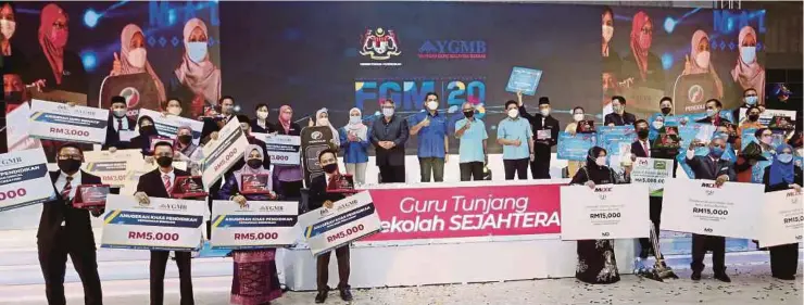  ?? (Foto Nik Abdullah Nik Omar/bh) ?? Radzi bersama sebahagian penerima anugerah pada Majlis Apresiasi Festival Guru Malaysia di Universiti Malaysia Kelantan (UMK) Kampus Bachok, semalam.