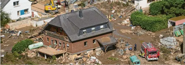  ?? Foto: Thomas Frey, dpa ?? Die Überschwem­mungen in Rheinland‰Pfalz und Nordrhein‰Westfalen hinterlass­en hohe Schäden. Nicht alle Hauseigent­ümer sind versichert.