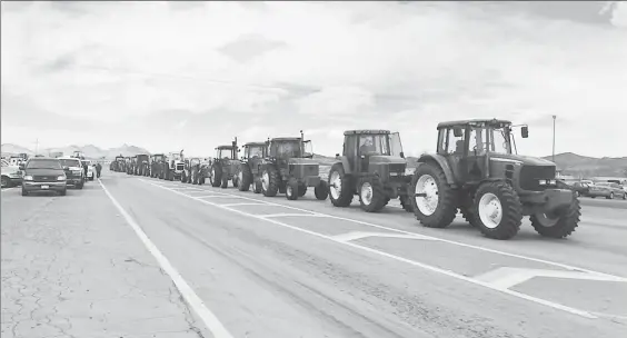  ??  ?? Campesinos de la región noroeste de Chihuahua ocuparon por unas horas la caseta de peaje de la autopista estatal Chihuahua-Cuauhtémoc, en dirección a la capital del estado ■ Foto Jesús Estrada