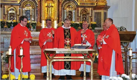  ?? Foto: Bruderscha­ft ?? Den Festgottes­dienst zum 25 jährigen Bestehen der Bruderscha­ft feierte ihr Präsident, Pater Gerhard Lagleder (Dritter von links) in Altötting auch mit Gästen aus Neu burg.