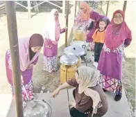  ??  ?? AKTIVITI memasak bubur kacang diketuai Cikgu Ayu Sarini (tengah) bersama beberapa guru SK Sibugal Besar. Lebih 450 bungkus bubur kacang diagihkan kepada warga sekolah sempena program itu.