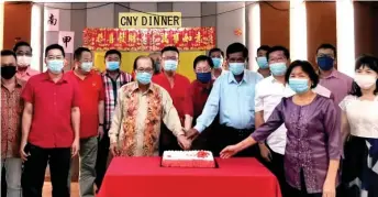  ?? ?? Lau (front, fourth right) and SUPP veteran Datuk Dr Soon Choon Teck (front, third left) jointly perform the cakecuttin­g ceremony at the event. Standing behind, between the two, is SUPP Nangka chairman Benson Chua.