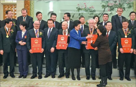  ?? ZHOU WEIHAI / FOR CHINA DAILY ?? Vice-Premier Liu Yandong (front row, center) joins winners of the State Natural Science Awards for 2017 in Beijing on Monday.