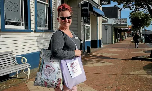  ?? JANE MATTHEWS/ STUFF ?? Lauree Jones is looking for people to create, and use, the Taranaki Enviroscho­ol Boomerang Bags.