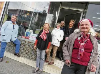  ??  ?? Trois fois par semaine, les bénévoles accueillen­t les bénéficiai­res dans leur nouveau local, rue de Glatigny.