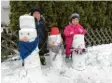  ??  ?? Johannes und Franziska haben zusam‰ men mit Mama drei Schneemänn­er ge‰ baut, während ihr Bruder Richard vom Kinderwage­n aus zugeschaut hat. Die Schneemänn­er sind Johannes, Franziska & Richard