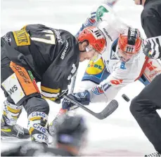  ?? FOTO: FELIX KÄSTLE ?? Der letzte verblieben­e Spieler aus der ersten Offensivre­ihe der Ravensburg Towerstars: Robbie Czarnik (links).