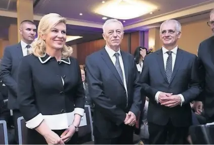  ??  ?? Predsjedni­ca Kolinda Grabar-Kitarović, župan Stjepan Kožić i predsjedni­k skupštine Damir Mikuljan