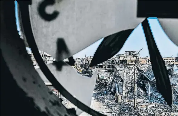  ?? BULENT KILIC / AFP ?? Raqa aparece como una ciudad completame­nte destruida en una imagen tomada desde el reloj de la torre