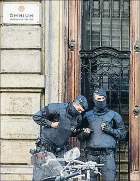  ?? DAVID AIROB ?? Dos mossos en la sede de Òmnium Cultural el pasado miércoles