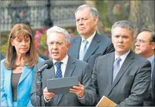  ?? AP ?? JUNTOS. Alvaro Uribe habla; Iván Duque lo escucha. El nuevo poder colombiano.