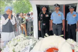  ?? PTI PHOTO ?? Former prime minister Manmohan Singh pays homage to Marshal of the Indian Air Force Arjan Singh in New Delhi on Monday.