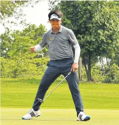  ?? AFP ?? Thailand’s Ratchanon Chantananu­wat reacts after a putt at the Asian Mixed Cup.