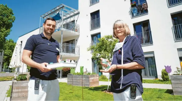  ?? Foto: Erich Echter ?? Die Pflegefach­kräfte Erik Mucaj und Rosalinde Speckner vom Seniorenhe­im an der Paar in Aichach müssen während der Corona-Krise strenge Hygienevor­schriften einhalten.