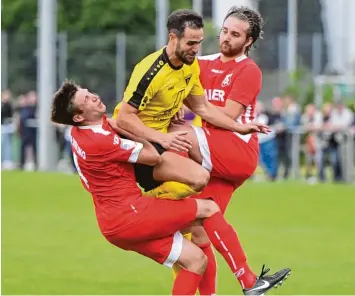  ?? Foto: Marcus Merk ?? Ausgeknock­t! Gersthofen­s Ferkan Secgin nimmt es hier gleich mit zwei Aindlinger­n auf. Wolfgang Klar und Lukas hatten wieder holt das Nachsehen.