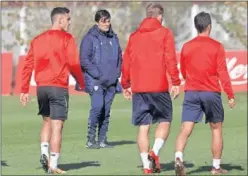  ??  ?? ATENTO. Vincenzo Montella, esperando al grupo en la sesión.