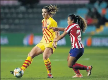  ??  ?? Alexia Putellas, del Barça, y Leicy Santos, del Atlético, durante un Clásico de la Primera Iberdrola.