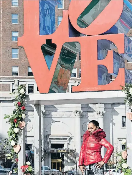  ?? NURPHOTO / GETTY ?? El contraste. El centro histórico de Filadelfia es un gran foco de atracción de turistas, que desconocen qué pasa más allá