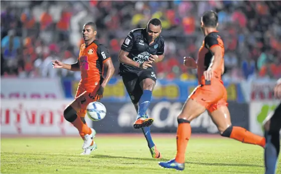  ??  ?? Buriram’s Jakson Coelho, centre, in action against Si Sa Ket in a Thai League 1 match last night.