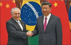  ?? AP ?? UNA MANO. El presidente brasileño se reunió con su par Xi Jinping.