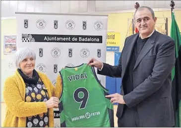  ??  ?? VÍNCULO. Dolors Sabater, alcaldesa de Badalona, y Juanan Morales, presidente del Joventut.