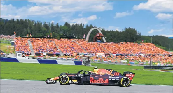  ?? [ APA ] ?? Max Verstappen­s Heimspiel beim Heim-GP von RB Racing: knapp 20.000 Niederländ­er schmückten seinen Triumph in Spielberg.