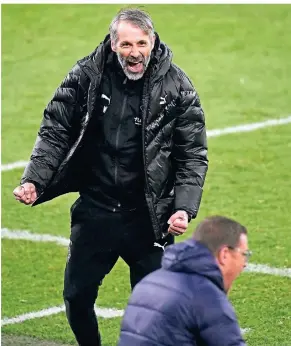  ?? FOTO: IMAGO/MAIK HÖLTER ?? Ein fast vergessene­s Gefühl: Trainer Marco Rose (o.) und Sportdirek­tor Max Eberl bejubeln den jüngsten Gladbacher Sieg auf Schalke.