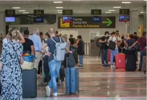  ?? AFP ?? España recibió un 75% menos de turistas extranjero­s en los primeros nueve meses de este año, debido a la pandemia.