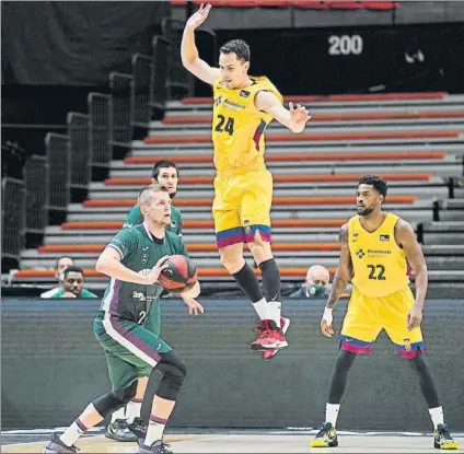  ?? FOTO: MARIANO POZO (ACB PHOTO) ?? Kyle Kuric salta ante la finta de Waczynski.
El Barça tomó el control cuando elevó el tono defensivo tras el descanso