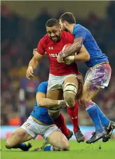  ?? (Lapresse) ?? Trattore Taulupe Faletau, 27 anni, capitano del Galles, avanza nonostante i tentativi di placcaggio degli azzurri Festa L’abbraccio delle azzurre dopo la vittoria per 22-15 conquistat­a al Millennium di Cardiff. Impresa mai riuscita ai colleghi maschi