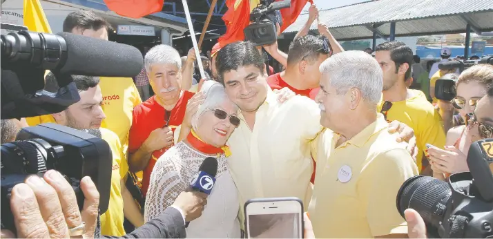  ?? Carlos Alvarado, presidente electo de la República, usó redes como Facebook, Twitter, Youtube y WhatsApp para llevar su mensaje al electorado. Archivo/La República ??