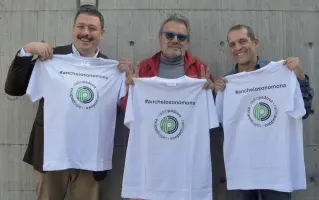  ??  ?? «Mona anch’io» Da sinistra Alberto Gottardo, Oliviero Toscani e Barry Mason di Radio Padova