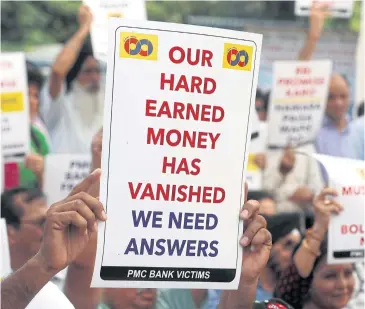  ?? REUTERS ?? Depositors of the Punjab and Maharashtr­a Co-operative Bank protest in Mumbai, India late last month.