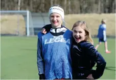  ??  ?? Rut Lundebacke och Saga Harr gillar att spela fotboll direkt efter skoldagen på Ljungskile­skolan. ”Det är skoj att spela match och lära sig lite nya finter”, säger Saga Harr.