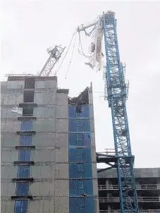  ?? GIDEON J. APE/ASSOCIATED PRESS ?? A crane atop a high-rise under constructi­on in downtown Miami collapsed Sunday amid strong winds from Hurricane Irma.