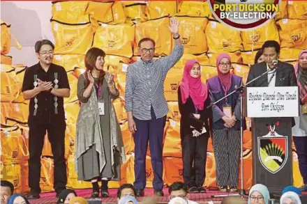  ?? PIC BY HAZREEN MOHAMAD ?? PKR president-elect Datuk Seri Anwar Ibrahim is announced as the winner of the Port Dickson parliament­ary by-election at the Port Dickson Municipal Council Hall.
