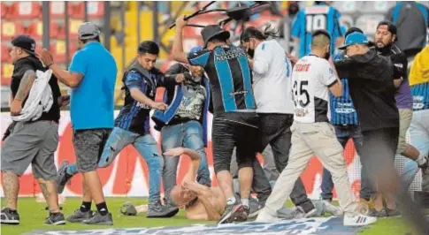  ?? // ABC ?? Los ultras del Querétaro golpean sobre el césped a hinchas del Atlas durante el cruento fin de semana