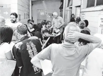  ?? Robson Ventura/Folhapress ?? Idosos fazem fila para tirar cartão de estacionam­ento no posto de atendiment­o da CET da rua do Sumidouro, em Pinheiros (zona oeste); pelo segundo dia seguido, interessad­os tiveram que esperar de pé e debaixo de sol