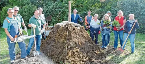  ?? Foto: Adrian Bauer ?? Die Pyramide steht: An der Marktstraß­e ist der zweite Königsbrun­ner Permakultu­rgarten entstanden.