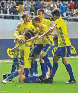  ??  ?? ALEGRÍA. Los jugadores del Cádiz celebran el gol de Carrillo.