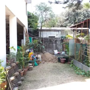  ??  ?? Back in 2019, the fami family’s backyard was just a grass area bordered by planters.