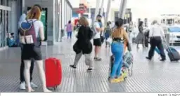  ?? MARILÚ BÁEZ ?? Turistas a su llegada a la estación de tren María Zambrano.