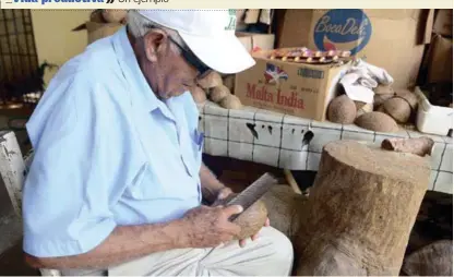  ??  ?? Inocencio Payero Polanco, tras concluir su vida productiva como agrónomo, se dedicó a la artesanía. Su trabajo lo hace manual, utilizando seguetas, confinas, tijeras, cepillos y pega. Tiene una habitación llena de materiales pendientes a trabajar.