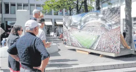  ?? FOTO: NAP ?? Kunst unter freiem Himmel: Der Fotograf Reinaldo Coddou H. zeigt an verschiede­nen Standorten in der Stadt Bilder von Fußballsta­dien. Vor dem Häfler Kunstverei­n ist etwa das Stade Vélodrome Marseille zu sehen. Das Foto entstand bei der...