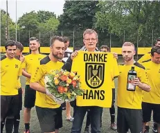  ?? FOTO: KNIESTEDT ?? Für Trainer Hans Herr (Mitte) gab es zum Abschied ein T-Shirt.