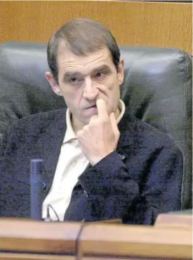  ?? Foto: D. Aguilar (Efe) ?? Josu Urrutikoet­xea, en el Parlamento Vasco en 2004.