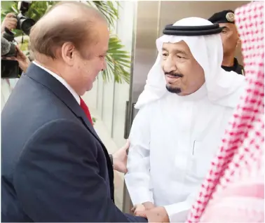  ??  ?? King Salman receives Pakistan’s Prime Minister Nawaz Sharif on Monday. (SPA)
