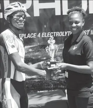  ??  ?? Curtis Dey recevie his first place trophy from a representa­tive of the sponsor